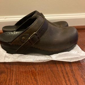 Women dansko clogs sz 42 slightly worn in excellent condition